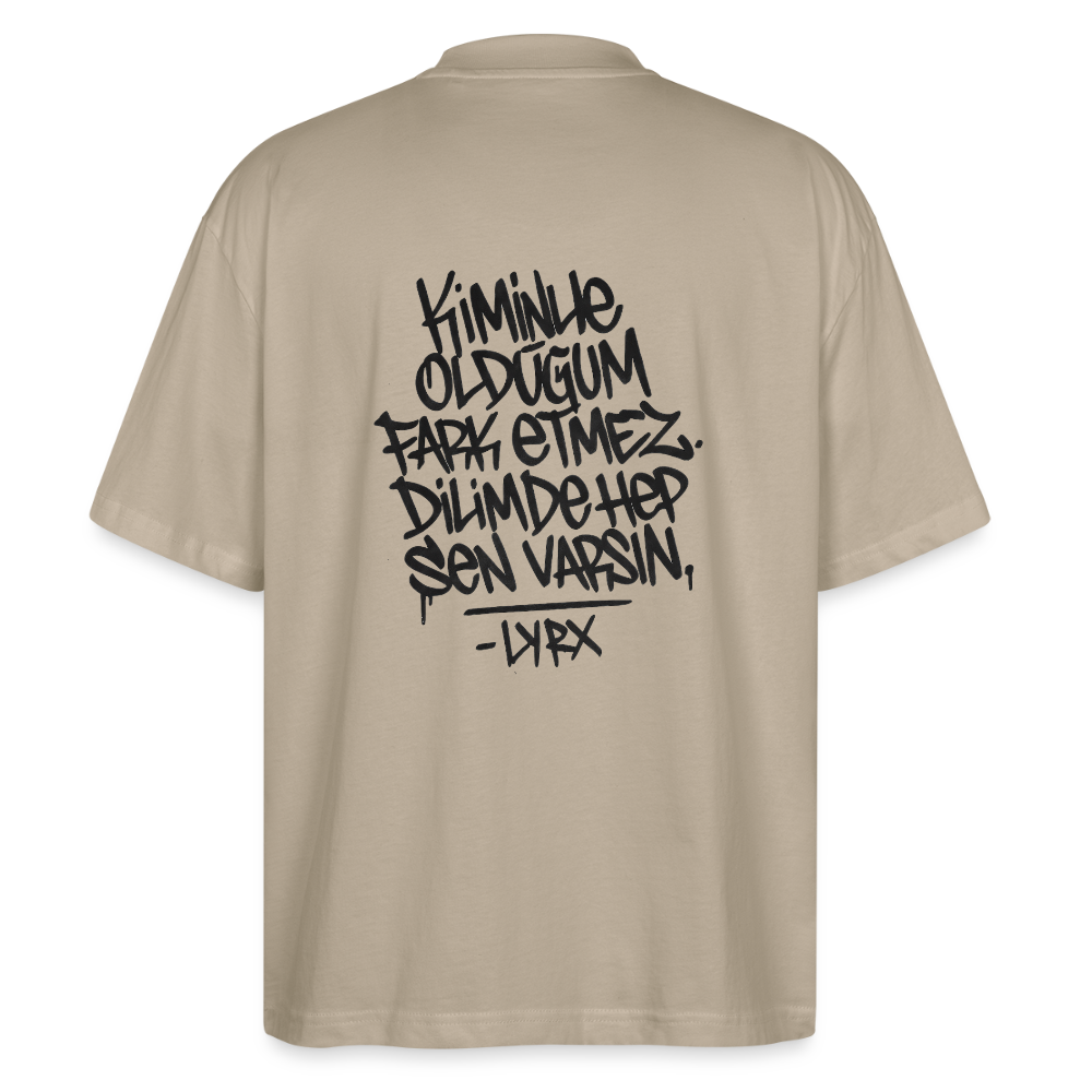 Kiminle olduğum fark etmez. Dilimde hep sen varsın - stone