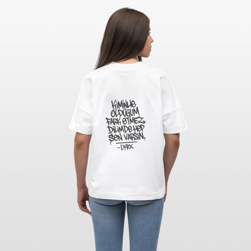 Kiminle olduğum fark etmez. Dilimde hep sen varsın - white