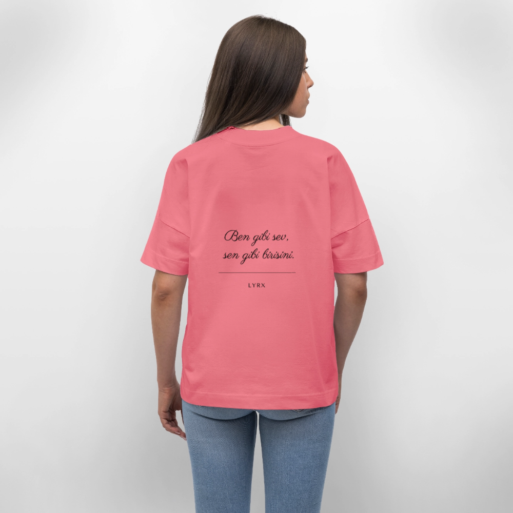 Ben gibi sev, sen gibi birisini Oversized T-Shirt - pink joy 