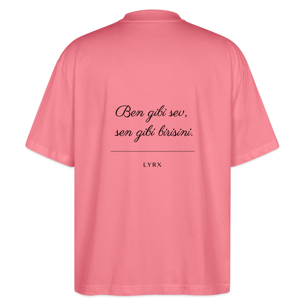Ben gibi sev, sen gibi birisini Oversized T-Shirt - pink joy 